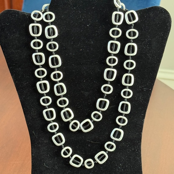 Modern Silver Tone 20" Necklace - Picture 2 of 6